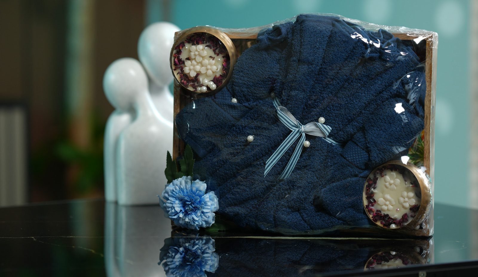 Towel gift tray with flowers and candles - blue