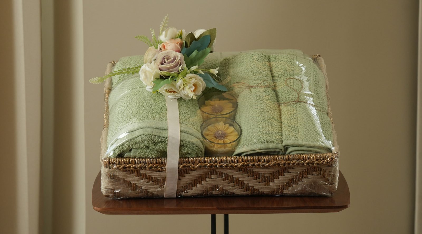Towel gift tray with flowers and candles - green